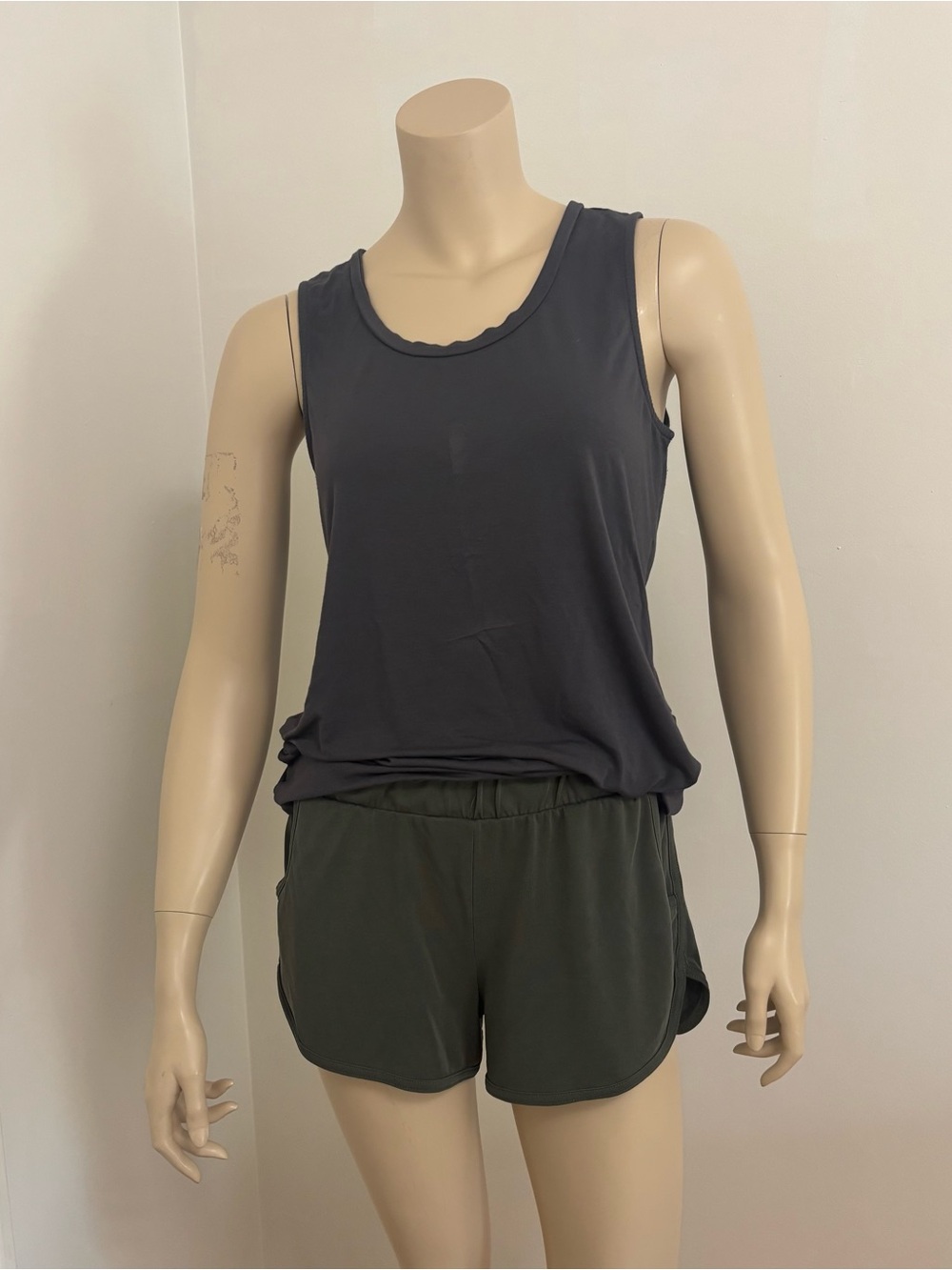 Ivanka Trump Women's Charcoal Scoop Neck Tank Top Size Small